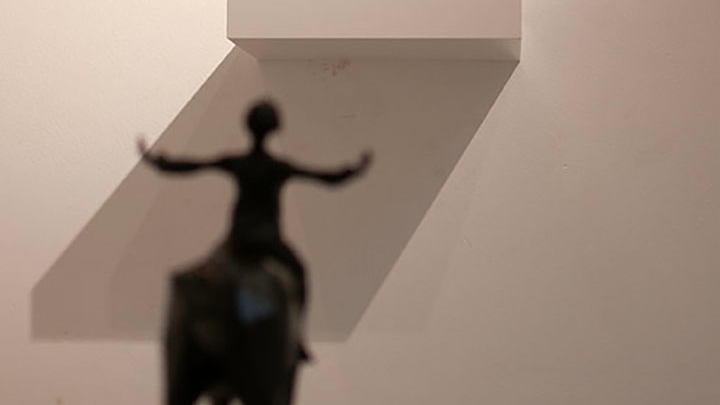 Dwie rzeźby na wystawie - jedna pod drugą. U góry podobizna kobiety, na dole - człowieka na koniu.