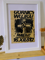 Elementy związane z wybuchem stanu wojennego, plakat upamiętniający Górników Wujka, dwa drewniane krzyże, statuetka orła.