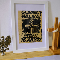 Elementy związane z wybuchem stanu wojennego, plakat upamiętniający Górników Wujka, dwa drewniane krzyże, statuetka orła.