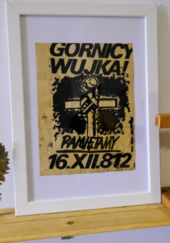 Elementy związane z wybuchem stanu wojennego, plakat upamiętniający Górników Wujka, dwa drewniane krzyże, statuetka orła.