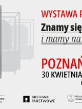 Baner, który promuje wystawę plenerową, pt."Znamy się od dawna i mamy na to papiery". W jednej części rysunek gabloty wystawowej, obok napisy, które informują o wydarzeniu.