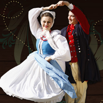 Na zdjęciu znajdują się kobieta i mężczyzna, tańczący wspólnie w strojach ludowych.