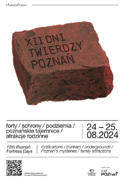 Baner, cegła, na której napisano XII Dni Twierdzy Poznań, obok napisy inormujące o wydarzeniu.