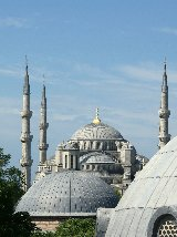 Zdjęcie przedstawia widok na kopułę obiektu Hagia Sofia.