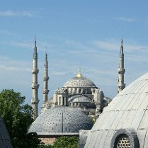 Zdjęcie przedstawia widok na kopułę obiektu Hagia Sofia.