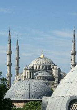 Zdjęcie przedstawia widok na kopułę obiektu Hagia Sofia.