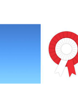 z lewej - niebieskie tło, z prawej - biało-czerwony kotylionrwony