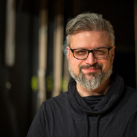 ZA PARTYTURĄ. Pół metra nad ziemią