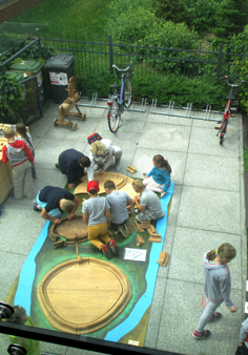 zabawa drewnianą makietą grodu poznańskiego