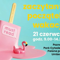 roztapiajacy sie różowy lód na patyku po którym pływa flaming