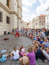 Występ żonglera na Starym Rynku