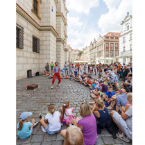 Występ żonglera na Starym Rynku
