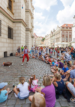 Występ żonglera na Starym Rynku