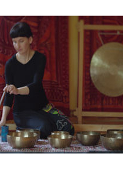 Kobieta w trakcie koncertu na misach