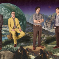 Czlonkowie zespołu na tla gór.