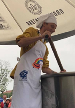 Kucharz gotuje zupę w wielkim garnku