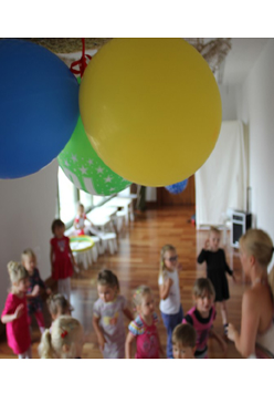 Grupa dzieci i animatorka w bawialni