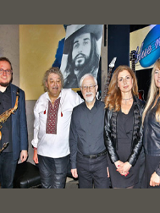 Piotr Kuźniak z członkami zespołu