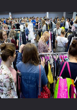 Uczestniczki targów wybierają ubrania