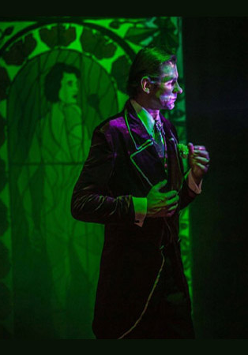 Zdjęcie aktora w trakcie spektaklu