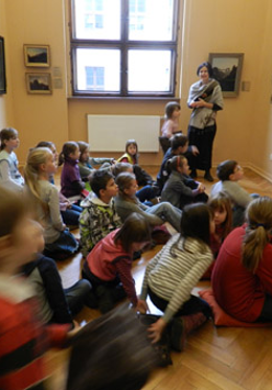 Dzieci siedzące na podłodze