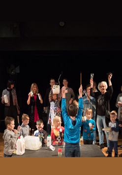 Grupa dzieci z animatorką na scenie