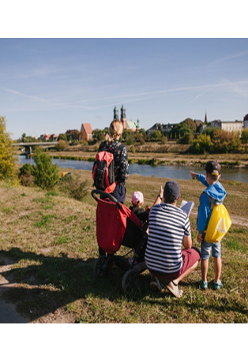 Dwoje dorosłych z dziećmi w parku Stare Koryto Warty