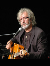 Na zdjęciu artysta w trakcie koncertu