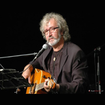 Na zdjęciu artysta w trakcie koncertu