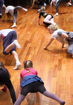 Grupa dzieci, które wykonują różne ćwiczenia fizyczne