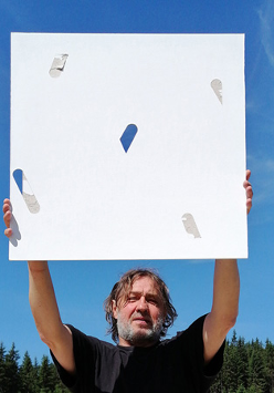 Andrzej Leśnik trzymający jedną ze swych prac