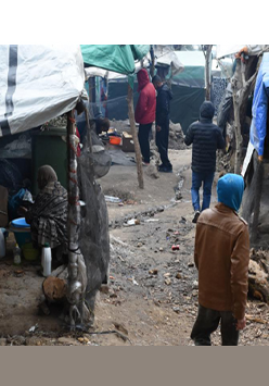 Zdjęcie wykonane na wyspie Lesbos: grupa ludzi na placu przypominającym targowisko