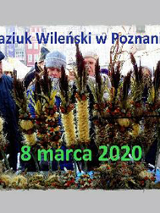 Grupa osób na kiermaszu, niebieskie i zielone napisy