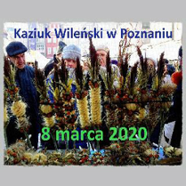 Grupa osób na kiermaszu, niebieskie i zielone napisy