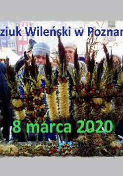 Grupa osób na kiermaszu, niebieskie i zielone napisy