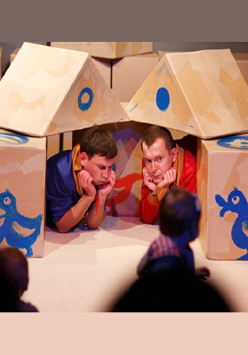 Aktorzy w trakcie spektaklu