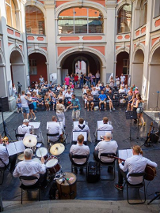 Grupa artystów na dziedzińcu Szkoły Baletowej w Poznaniu