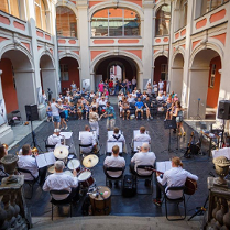 Grupa artystów na dziedzińcu Szkoły Baletowej w Poznaniu