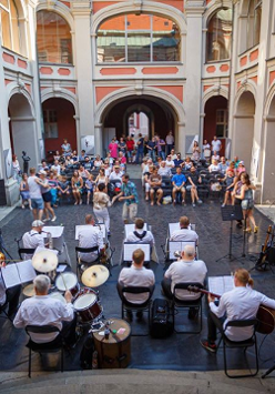 Grupa artystów na dziedzińcu Szkoły Baletowej w Poznaniu