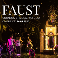 Aktorzy w trakcie spektaklu na scenie, w lewym górnym rogu białe napisy (tytuł "Faust")