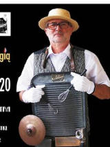 Na zdjęciu starszy mężczyzna w kapeluszu słomkowym - muzyk z przewieszoną przez szyją tarką i trzepaczkami.
