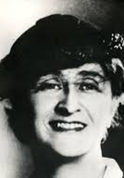 Czarno-białe zdjęcie uśmiechniętej poetki.