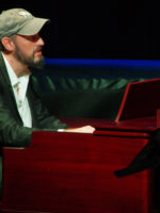 zdjęcie artysty przy Hammondzie B3.