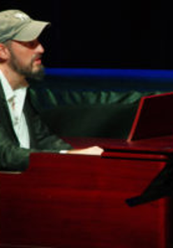 zdjęcie artysty przy Hammondzie B3.