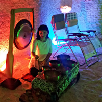 Kobieta w trakcie gry na misach i gongach