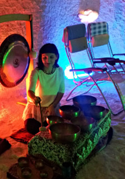 Kobieta w trakcie gry na misach i gongach