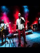 Na zdjęciu członkowie zespołu w trakcie koncertu