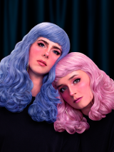 Zdjęcie przedstawia twarze dwóch kobiet w niebieskich i różowych włosach.
