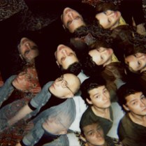 Na zdjęciu twarze kilku osób patrzących w górę.