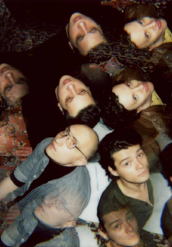 Na zdjęciu twarze kilku osób patrzących w górę.